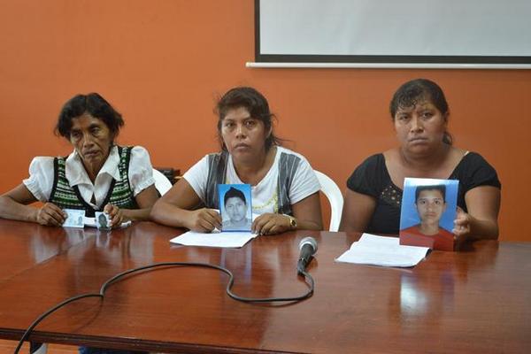 Las madres de los jóvenes desaparecidos muestran una fotografía de sus hijos. (Melvin Sandoval).