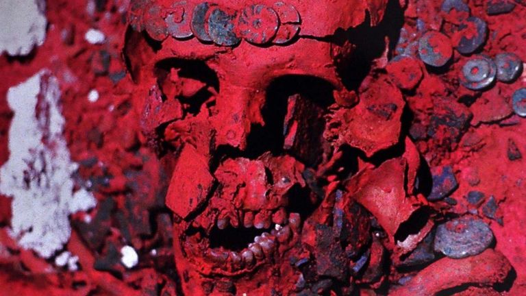 El polvo rojizo que cubría los restos de la Reina Roja es conocido como cinabrio, un mineral tóxico compuesto por mercurio y azufre, usado para conservar los restos humanos. (Instituto Nacional de Antropología e Historia).