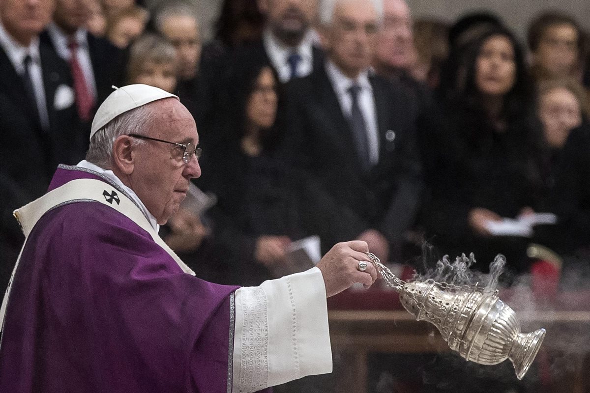 El papa Francisco oficia el miércoles la santa misa. (Foto Prensa Libre: EFE).