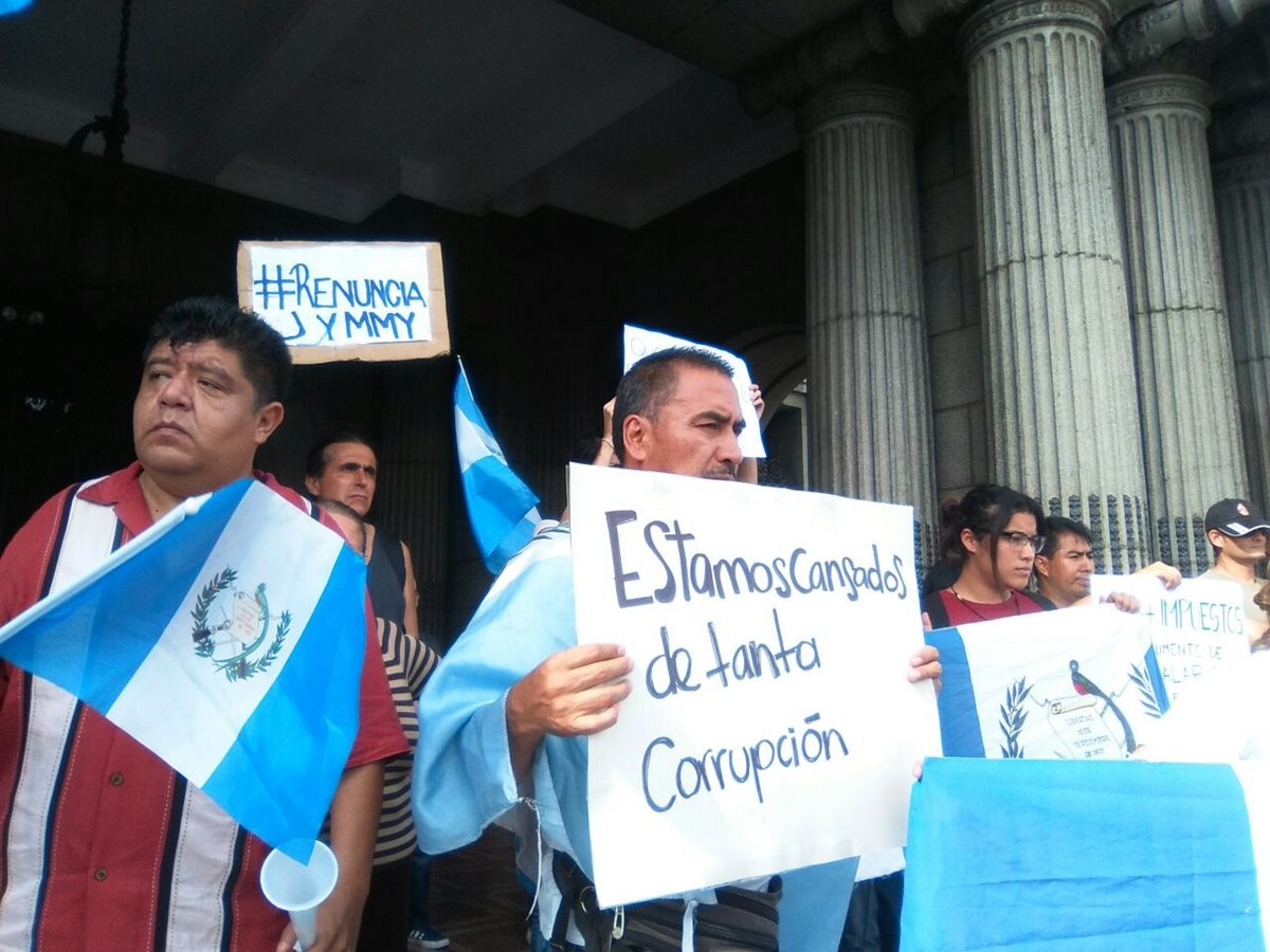Los guatemaltecos salieron a la calle para rechazar el paquete de impuestos propuestos por el presidente Jimmy Morales. (Foto Prensa Libre: Estuardo Paredes)