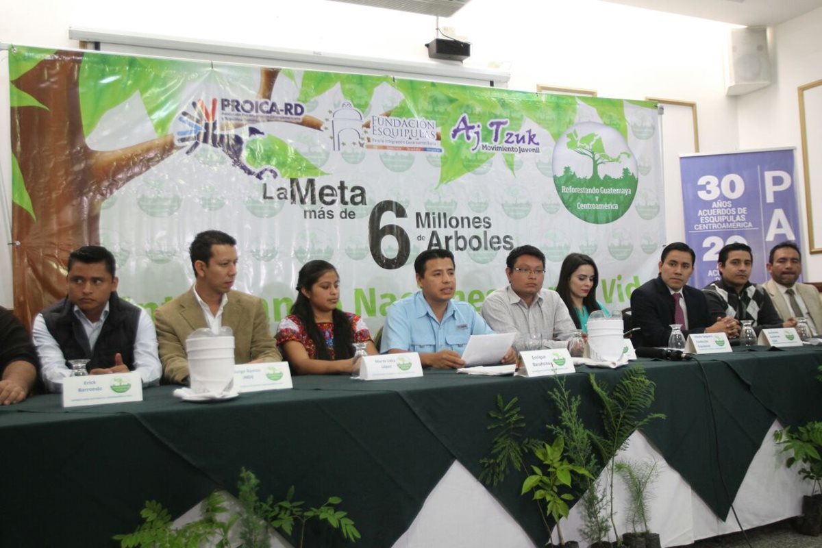 Representantes de las organizaciones que coordinan la campaña "Reforestando Guatemaya y Centroamérica", durante conferencia de prensa. (Foto Prensa Libre: Érick Ávila)