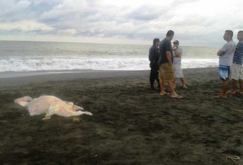 Esposos murieron ahogados en las playas de Monterrico, en Santa Rosa. (Foto Prensa Libre: Oswaldo Cardona)
