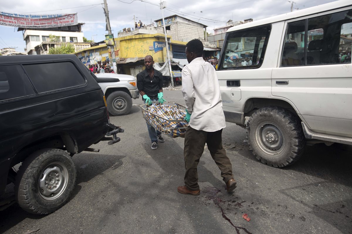 El cadáver de Sor Isabel es trasladado en Haití, donde fue asesinada hace dos días. (Foto Prensa Libre: AP).