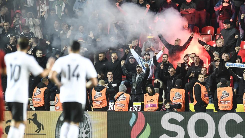 Los seguidores alemanes realizaron cánticos nazis en el partido que le ganaron a la República Checa. (Foto Prensa Libre: EFE)