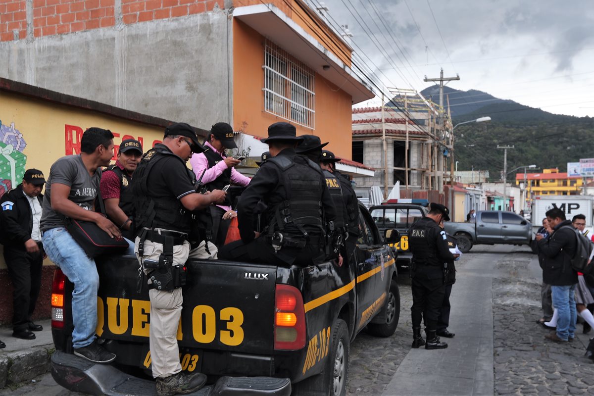 Contingente policial que participó en el operativo en la 19 avenida de la zona 1 de Xela. (Foto Prensa Libre: Fred Rivera)