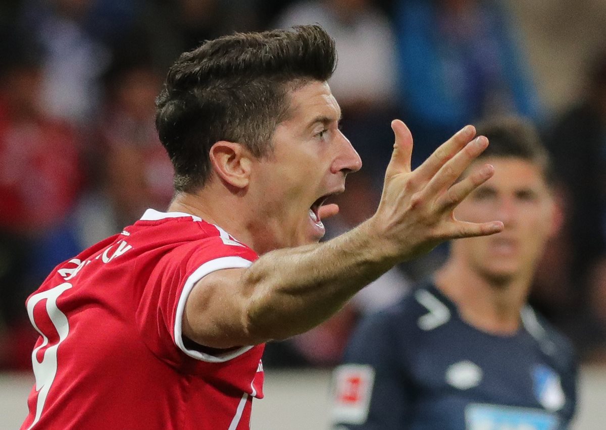 Robert Lewandowski reacciona en una jugada en el encuentro entre el Bayern y el Hoffenheim. (Foto Prensa Libre: EFE)