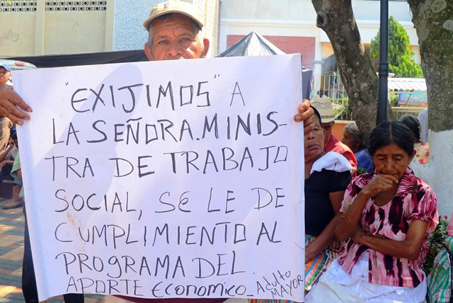 Ancianos de San Andrés Villa Seca, Retalhuleu, exigen al Estado cumplir con la Ley de la tercera edad. (Foto Prensa Libre: Rolando Miranda)