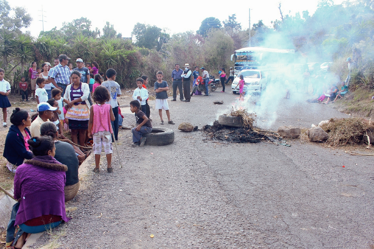 Vecinos de  la aldea El Cohetero, Jutiapa, manifestaron para que se termine de construir un proyecto de agua entubada. (Foto Prensa Libre: Óscar González)