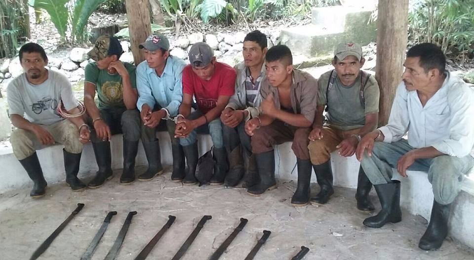 Ocho hombres capturados en área protegida del Parque Nacional Yaxhá, en Flores, Petén. (Foto Prensa Libre: Rigoberto Escobar)