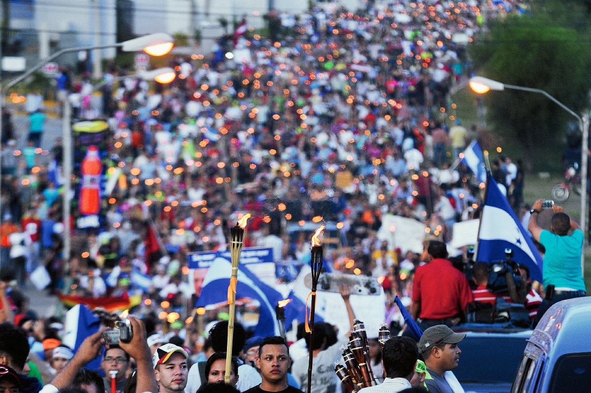 Manifestantes exigen la renuncia del presidente Juan Orlando Hernández en las calles de Tegucigalpa, Honduras. (Foto Prensa Libre: AP).