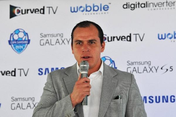 Dwight Pezzarossi será el padrino de la Copa Samsung y expresó su agradecimiento por la promoción del futbol. (Foto Prensa Libre: Gloria Cabrera)