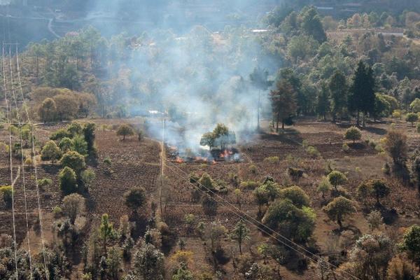 Parte de  una zona  boscosa de Quiché es destruida por incendio forestal. (Foto Prensa Libre: Óscar Figueroa)