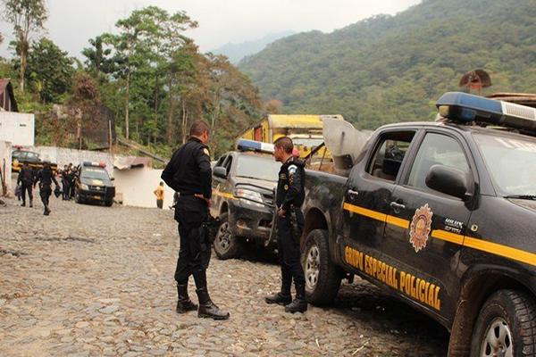 Agentes de la Policía Nacional Civil permanecen en el lugar donde ocurrieron los disturbios, en San Pablo, San Marcos. (Foto Prensa Libre) <br _mce_bogus="1"/>