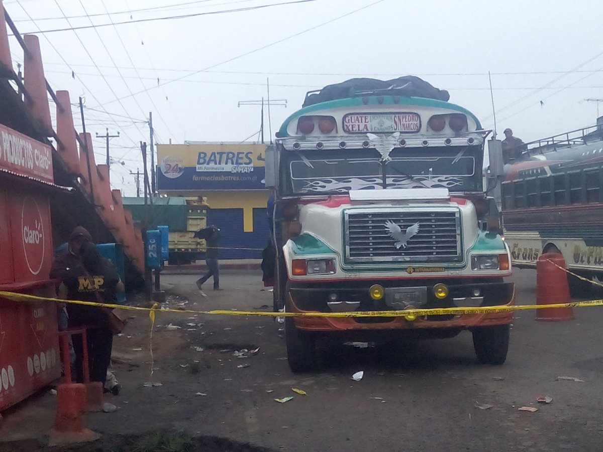 Agentes de la PNC acordonan autobus donde quedaron los cadáveres de dos presuntos delincuentes en el km 54.5 de Chimaltenango. (Foto Prensa Libre: Víctor Chamalé)