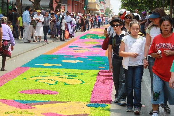 Cinco mil jóvenes  guatemaltecos participaron el Jueves Santo en la elaboración de la alfombra de aserrín más grande del mundo, de dos mil 12 metros. La actividad fue organizada por el Arzobispado de Guatemala y la Municipalidad.