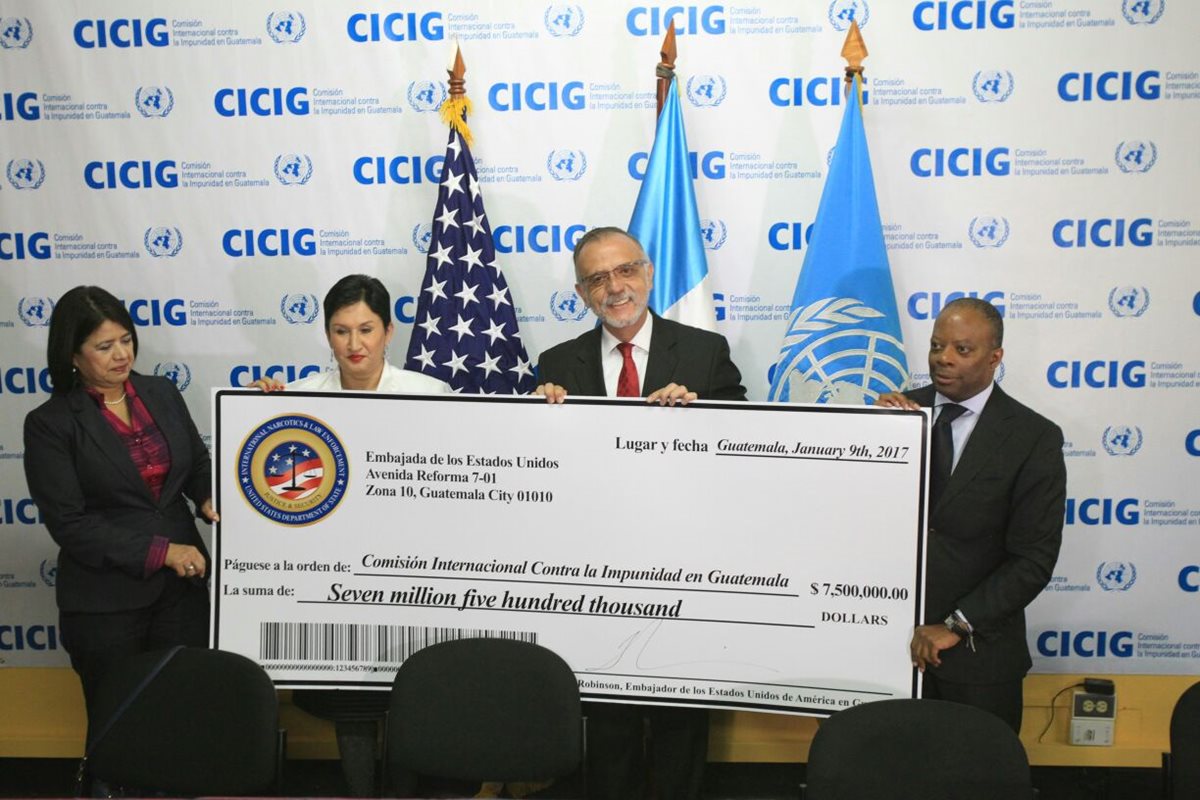 El embajador de Estados Unidos, Todd Robinson, entregó una donación a la Cicig. (Foto Prensa Libre: Esbin García)