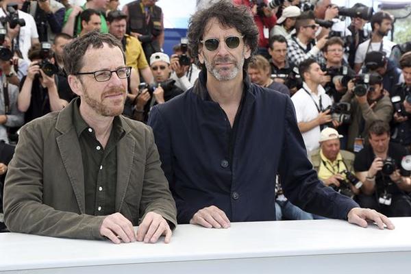 Los cineastas estadounidenses Ethan Cohen y Joel Cohen durante la presentación del filme Inside Llewyn Davis en Francia en el 2013. (Foto Prensa Libre: EFE)