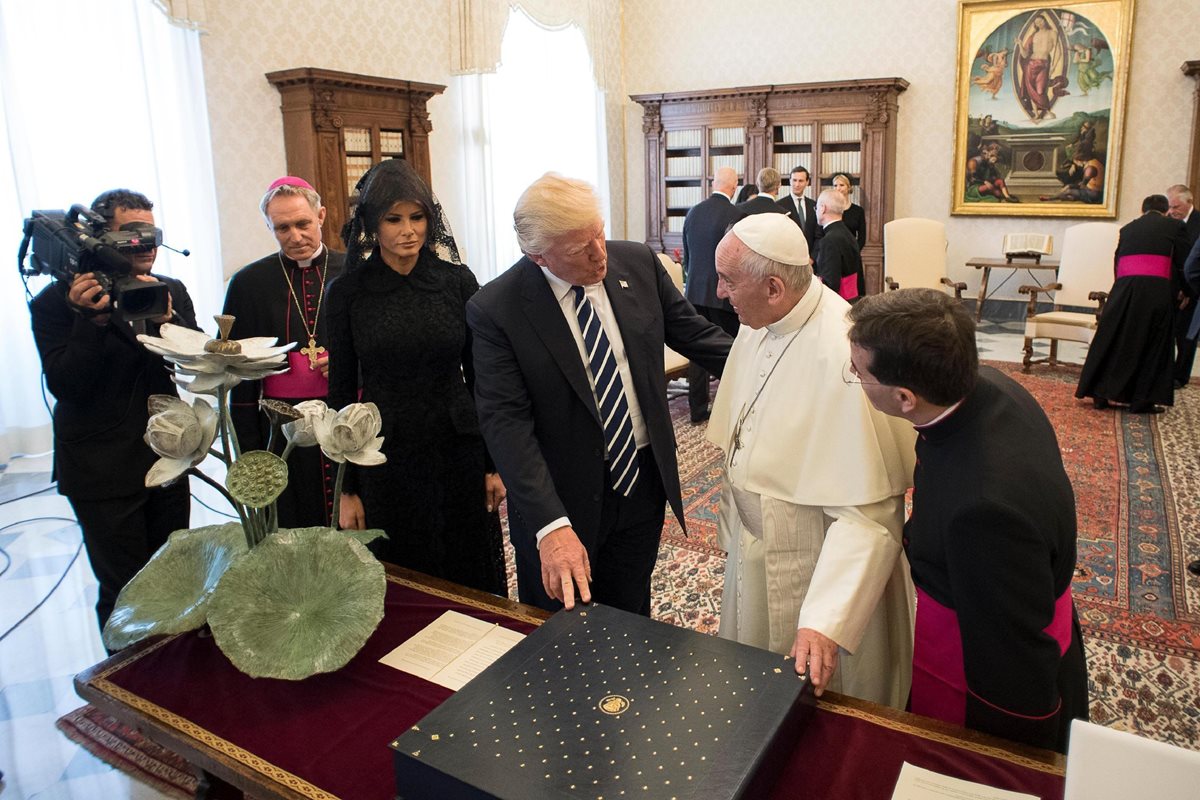El papa Francisco recibió al presidente estadounidense Donald Trump durante una audiencia privada en el Vaticano. (Foto Prensa Libre: EFE)