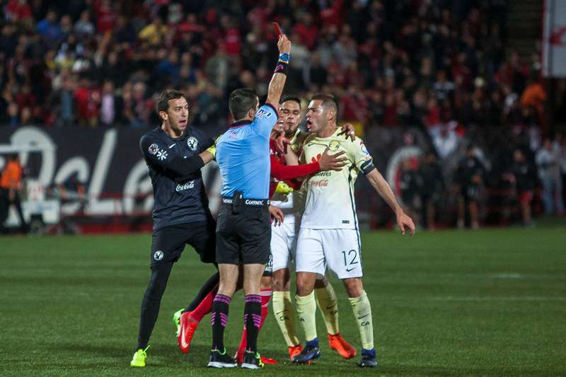 Pablo Aguilar perdió la cordura durante un partido e increpó bruscamente al árbitro. Estará fuera por diez partidos. (Foto Prensa Libre: Agustín Reyes)
