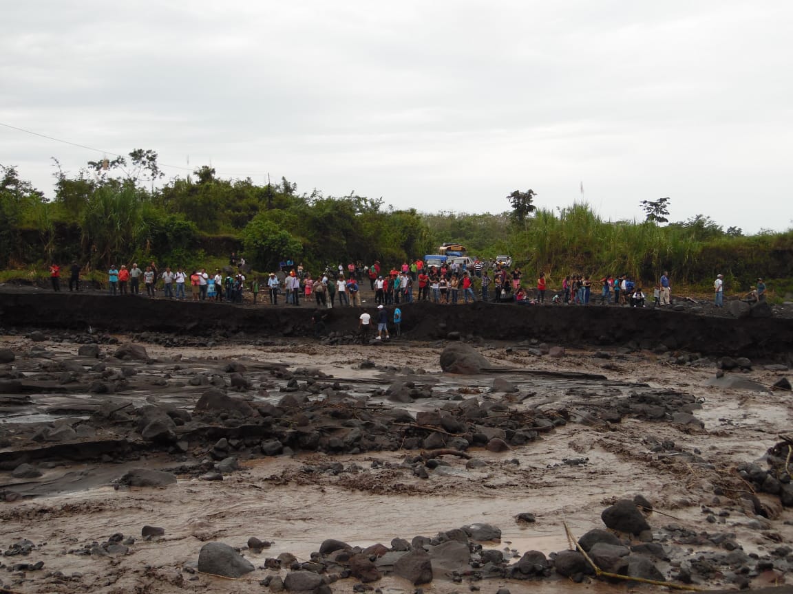 Vecinos de siete comunidades ubicadas en las faldas del Volcán de Fuego, en San Pedro Yepocapa, Chimaltenango, quedaron incomunicados por la crecida del río Taniluyá. (Foto Prensa Libre: Cortesía Víctor Chamalé)