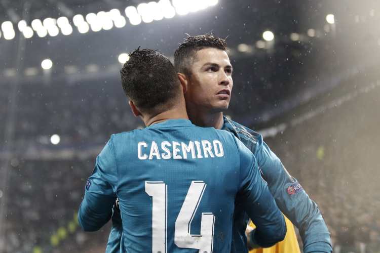 Cristiano Ronaldo celebra junto a Casemiro. (Foto Prensa Libre: AFP)