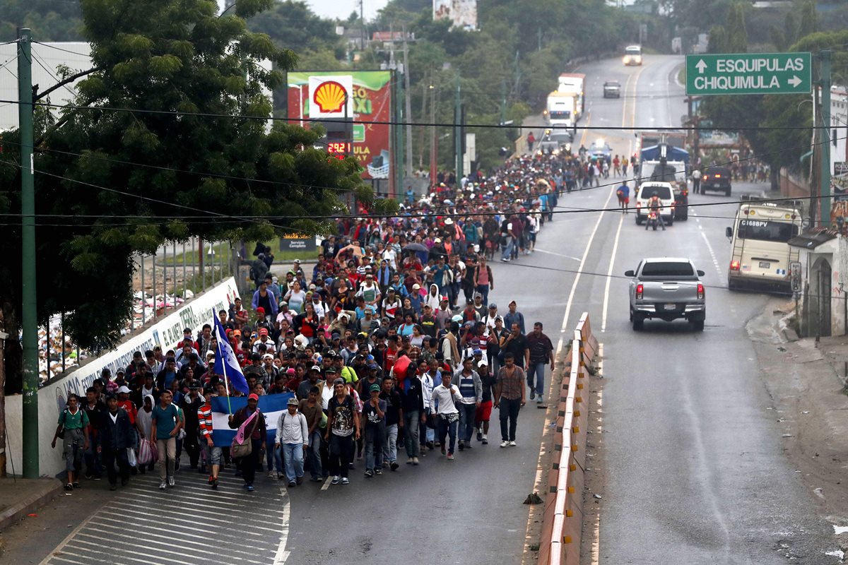 Los migrantes hondureños se encuentran en varios puntos de Guatemala, en su travesía hacia Estados Unidos. (Foto Prensa Libre: EFE)