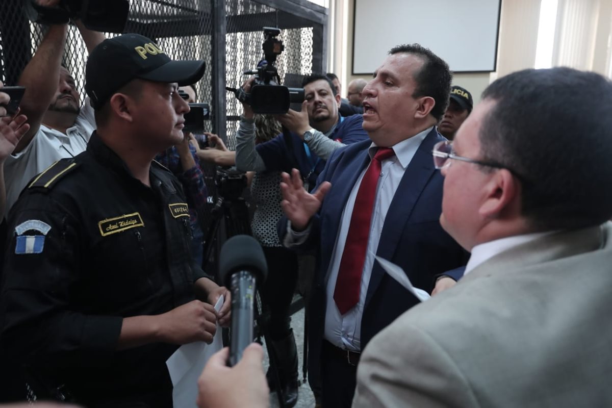 Abogado Mario Menéndez Martínez habla con policías captores. (Foto Prensa Libre: uan Diego González)