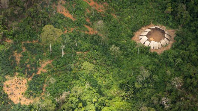 A las autoridades brasileñas les llevó más de un año localizar a esta comunidad Yanomami. (© GUILHERME GNIPPER TREVISAN/HUTUKARA