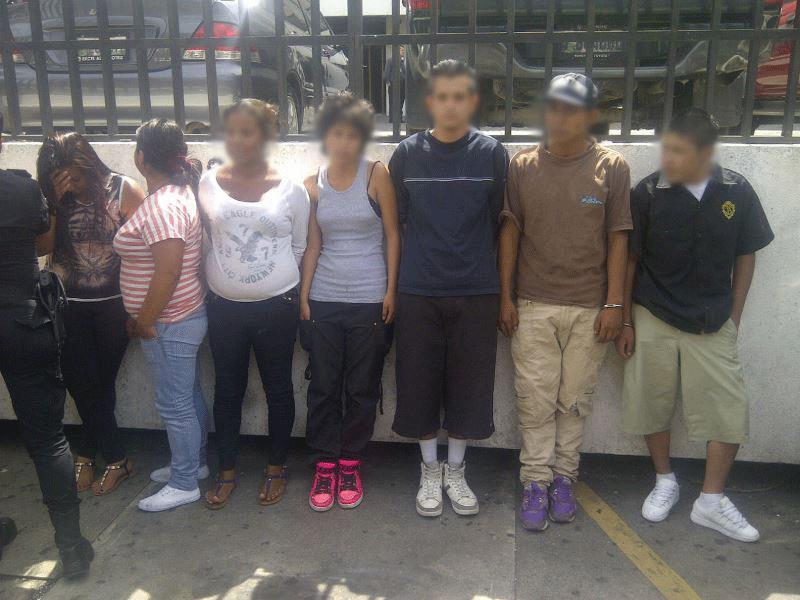 Los menores de edad que fueron capturados por la Policía cuanto portaban armas fuera de la Torre de Tribunales. (Foto Prensa Libre: PNC)
