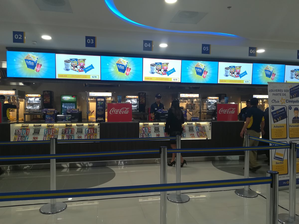 Las instalaciones cuentan con área para compra de comida y bebida. (Foto Prensa Libre: Raúl Juárez)