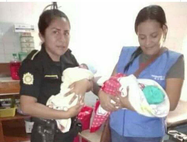 Personal de la PGN y PNC trasladan a las gemelas que fueron abandonadas el pasado 5 de diciembre en San Pedro Cutzán, Chicacao, Suchitepéquez, a un hospital. (Foto Prensa Libre: Hemeroteca)