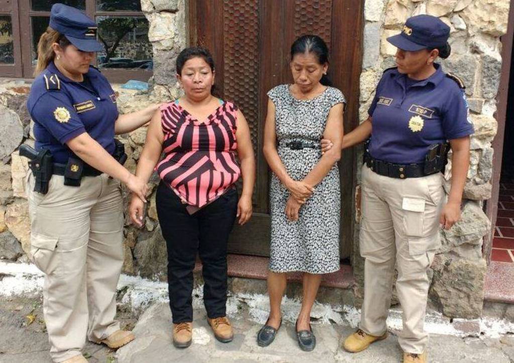 Las dos presuntas delincuentes capturadas en Antigua Guatemala. (Foto Prensa Libre: PNC).