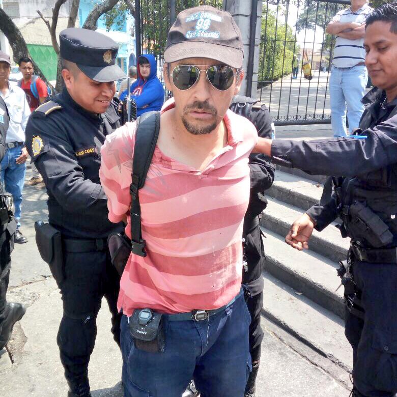 Jorge Ricardo Guzmán de 50 años fue detenido por acusado de agredir a una mujer de 22 años (Foto Prensa Libre: Amilcar Montejo)