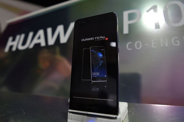 Huawei dio a conocer su smartphone de gama alta P10, que mantiene la esencia del P9, con la doble cámara Leica, pero que presenta un estilo en los bordes más parecido al del iPhone. (Foto Prensa Libre: AFP).
