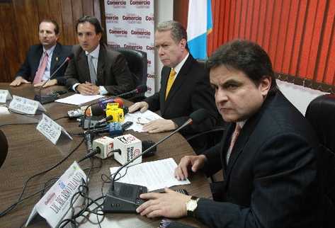 Óscar Castillo y Andrés Castillo, directivos de la Cámara de Industria; Jorge Briz, presidente de la  de Comercio; y Ricardo Villanueva, vicepresidente de la  del Agro, exponen su desacuerdo con los bonos y piden a la JM emitir una opinión técnica.