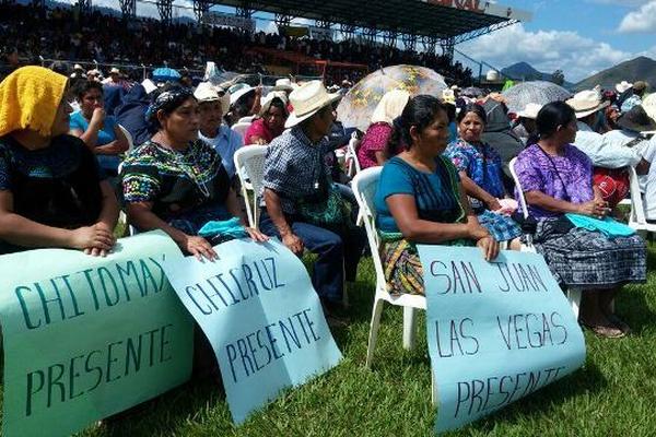 Afectados por la hidroeléctrica Chixoy, durante la actividad presidencial en el estadio de Rabinal. (Foto Prensa Libre: Carlos Grave) <br _mce_bogus="1"/>