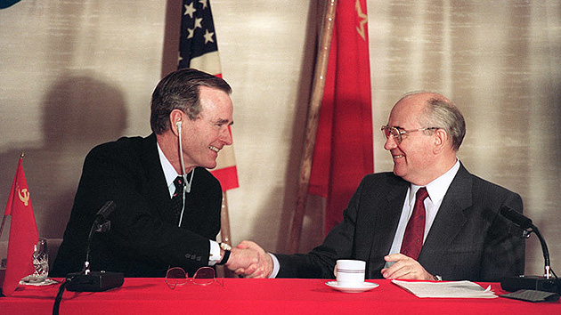 (Foto de referencia) Los expresidentes Bush -izq.- y Gorbachov (der.) durante una reunión cuando fueron mandatarios. (Foto Prensa Libre: AP)