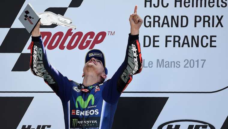 Maverick Viñales festeja en el podio luego de coronarse campeón en Le Mans. (Foto Prensa Libre: AFP)