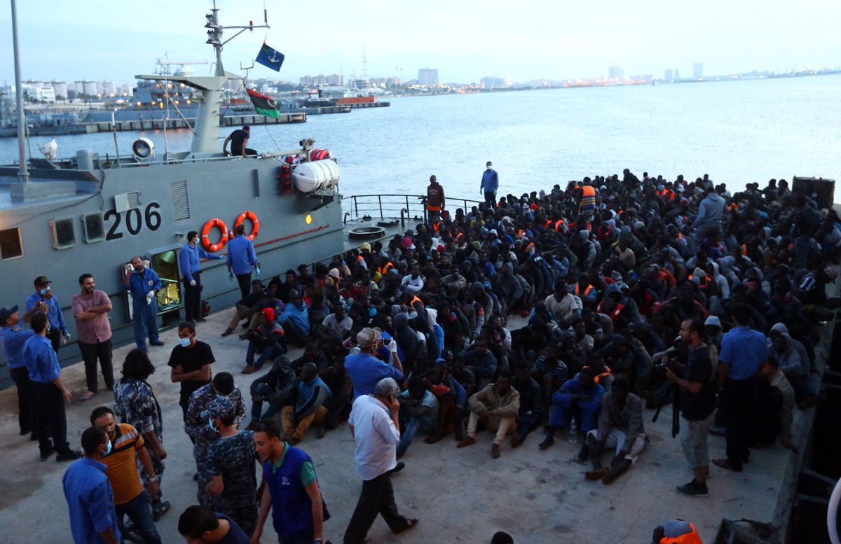 Miles de desplazados han sido rescatados por la Marina en costas libias. (Foto Prensa Libre: AFP)