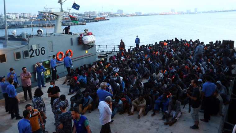 Miles de desplazados han sido rescatados por la Marina en costas libias. (Foto Prensa Libre: AFP)