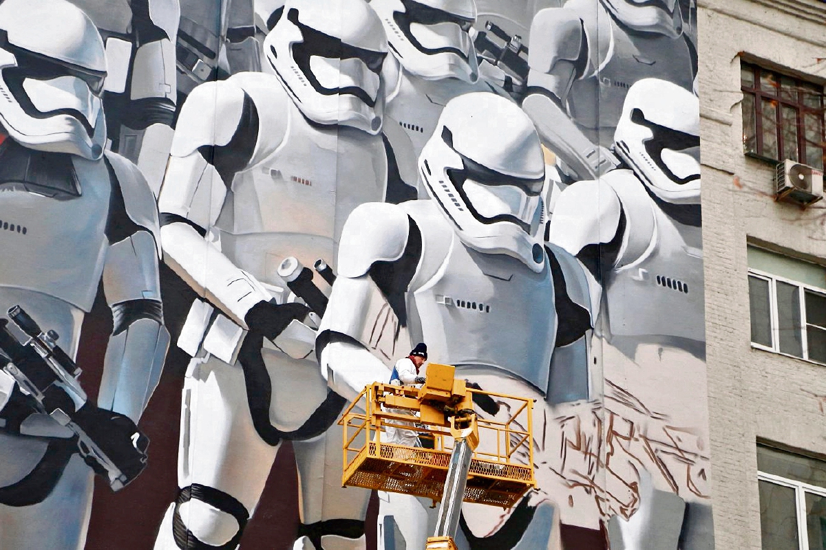 El artista Artur Kashak pinta un grafiti de la serie Star Wars en la pared de un edificio en Moscú. La creatividad es un pilar fundamental en la economía del mundo. (Foto Prensa Libre: EFE)