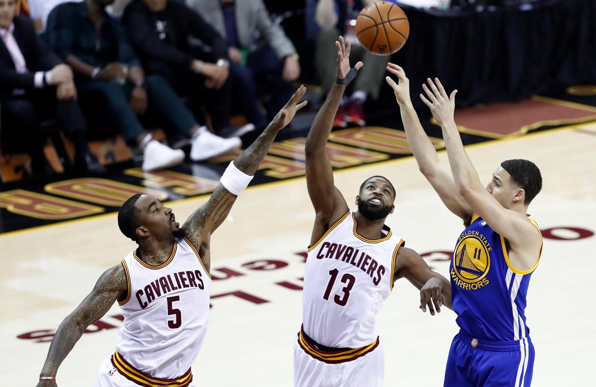 Los Cavaliers quieren arruinarle la fiesta a Golden State y remontar la serie. (Foto Prensa Libre: EFE)