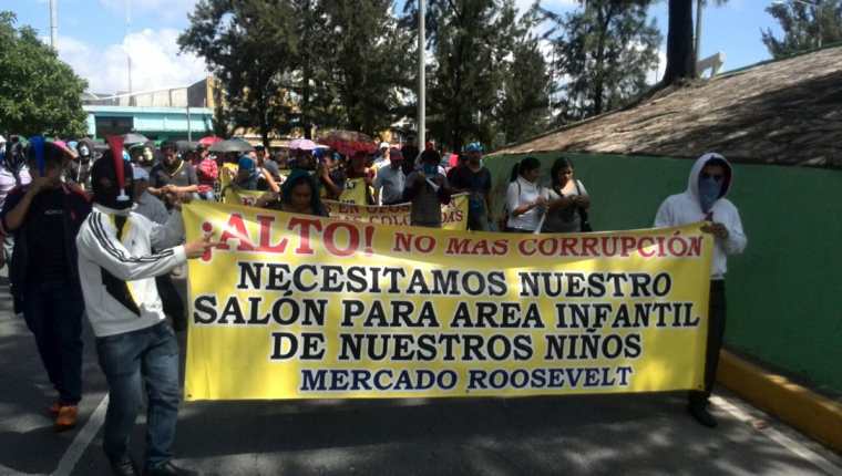 Vendedores del mercado Roosevelt protestan contra la Municipalidad que les quitó el área infantil. (Foto Prensa Libre: É. Ávila)
