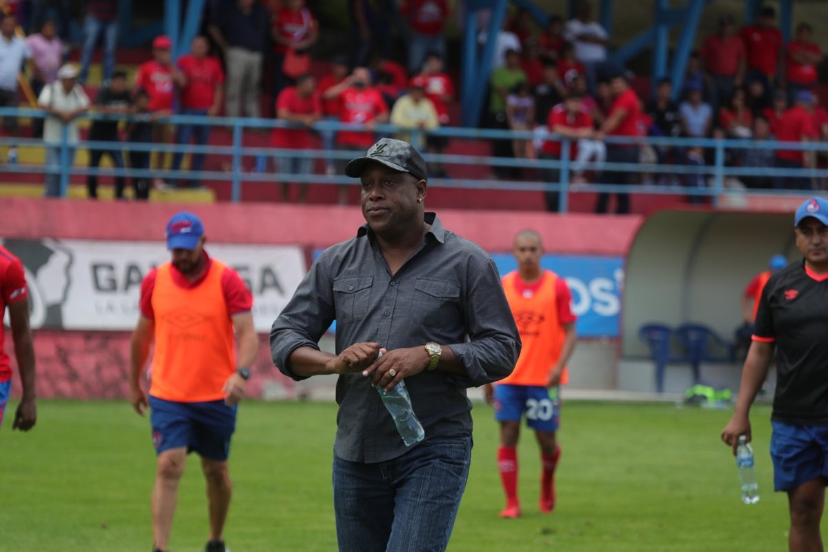 El técnico costarricense Hernán Medford salió molesto. (Foto Prensa Libre: Óscar Rivas)