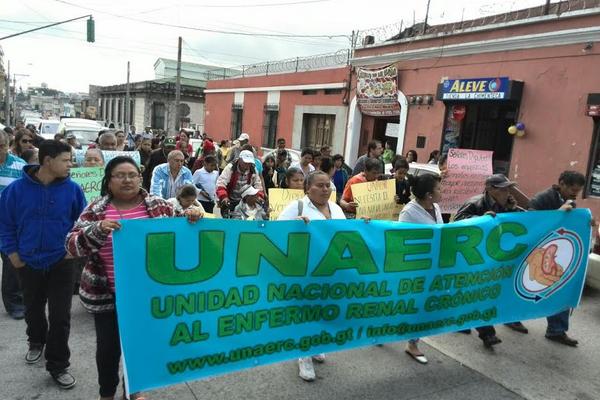 Pacientes temen que las máquinas para hemodiálisis colapsen por demanda de enfermos. (Foto Prensa Libre: Óscar Rivas)