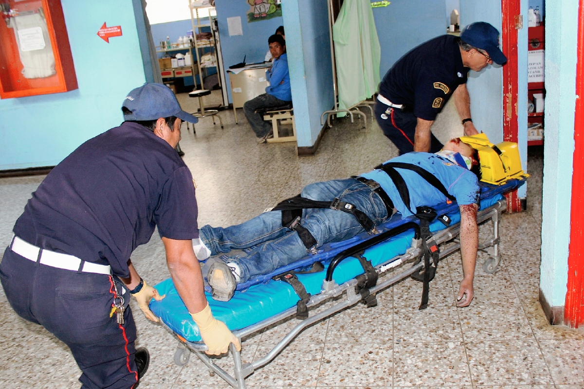 Bomberos Municipales Departamentales trasladan a ciclista al Hospital Regional de Santa Cruz del Quiché. (Foto Prensa Libre: Óscar Figueroa)