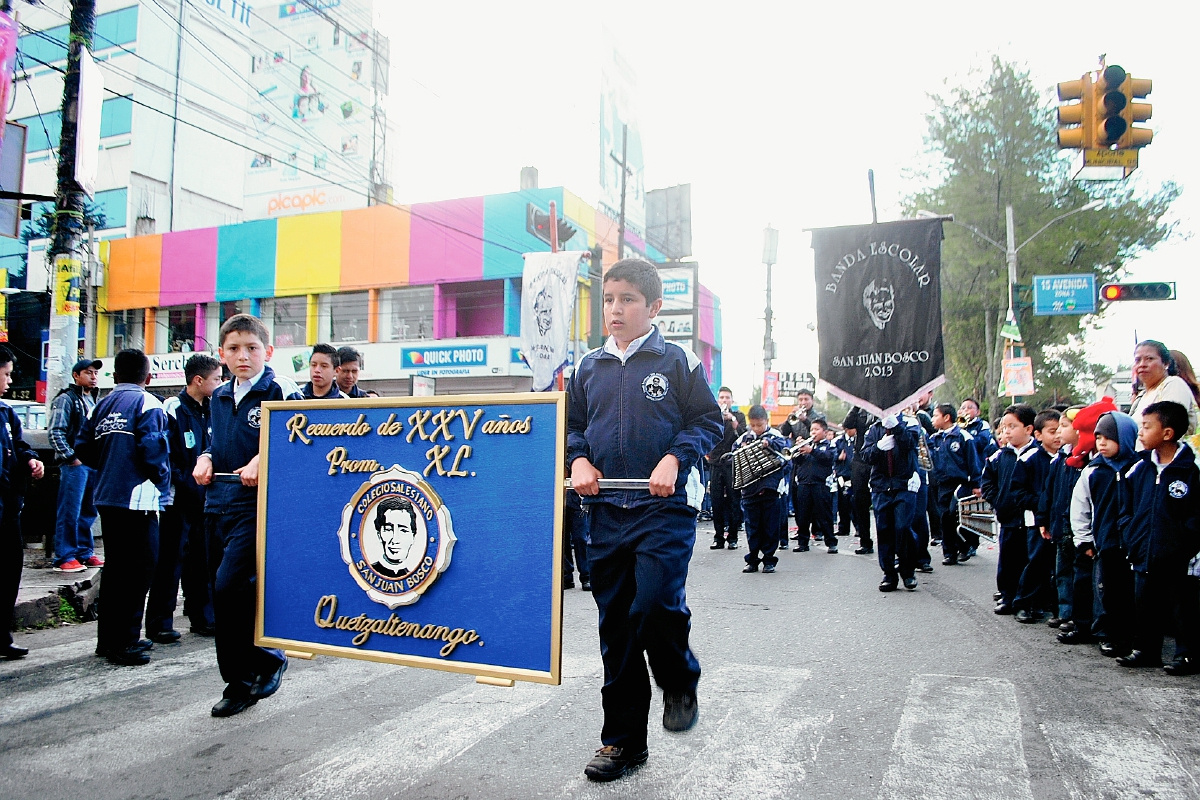 La procesión recorrió calles de la zona 3 y 9 de la ciudad de Quetzaltenango. (Foto Prensa Libre: Alejandra Martínez)