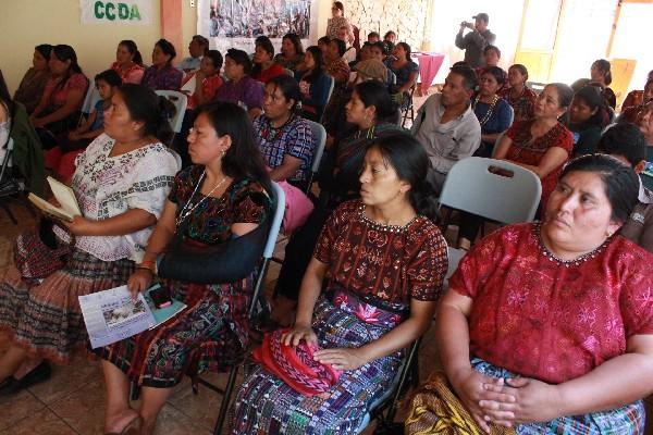 Integrantes de grupos indígenas, durante  presentación de estudio, en Sololá.