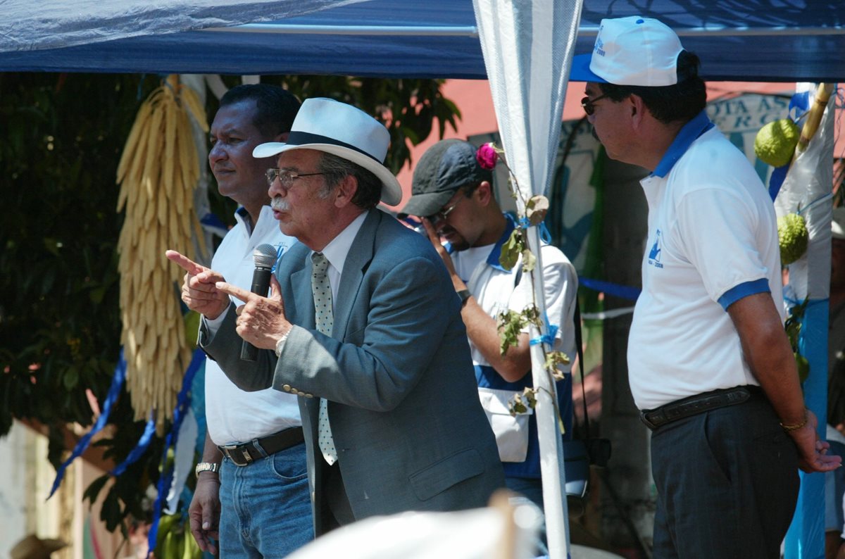 Arístides Crespo apoyó la polémica candidatura a la presidencia del General Ríos Montt, en 2003.
