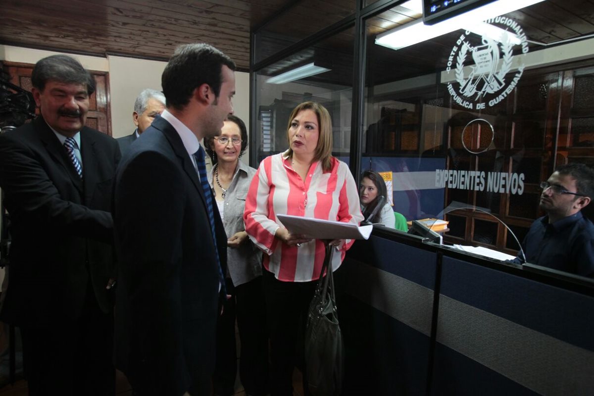 Integrantes de la Junta Directiva de la Cámara Guatemalteca de Periodismo entregan la acción en la CC. (Foto Prensa Libre: Paulo Raquec)